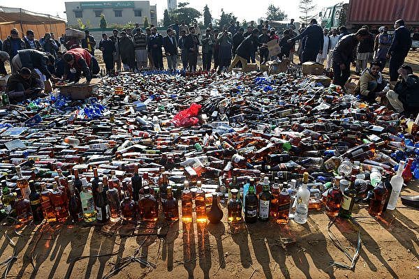 印度假酒事件致近90人死亡 查获超400升假酒（图） - 1