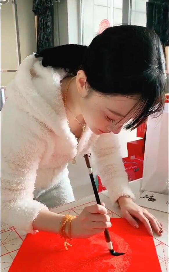 李小璐穿睡衣在家写毛笔字，握笔姿势却被网友嘲笑！