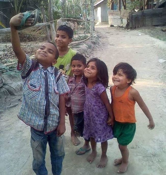 一张照片逼哭网友！印度男孩拿“拖鞋”灿笑自拍（图） - 1