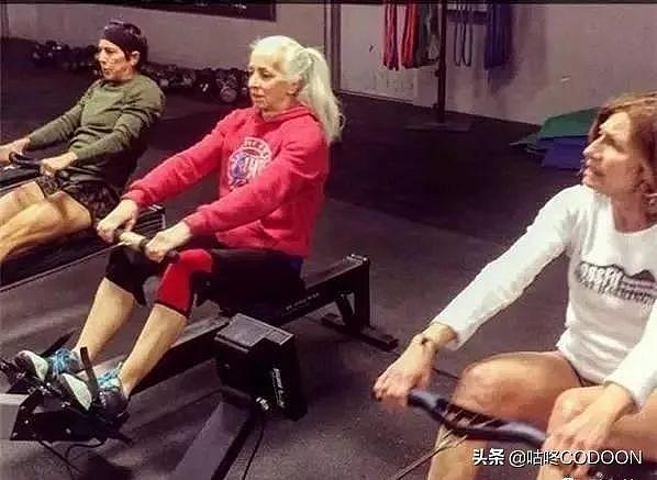 肌肉男带着60岁母亲一起健身，结果……不敢想不敢想！