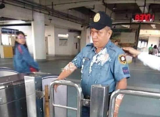张佳乐将豆花泼向安保人员。（图：菲律宾媒体）