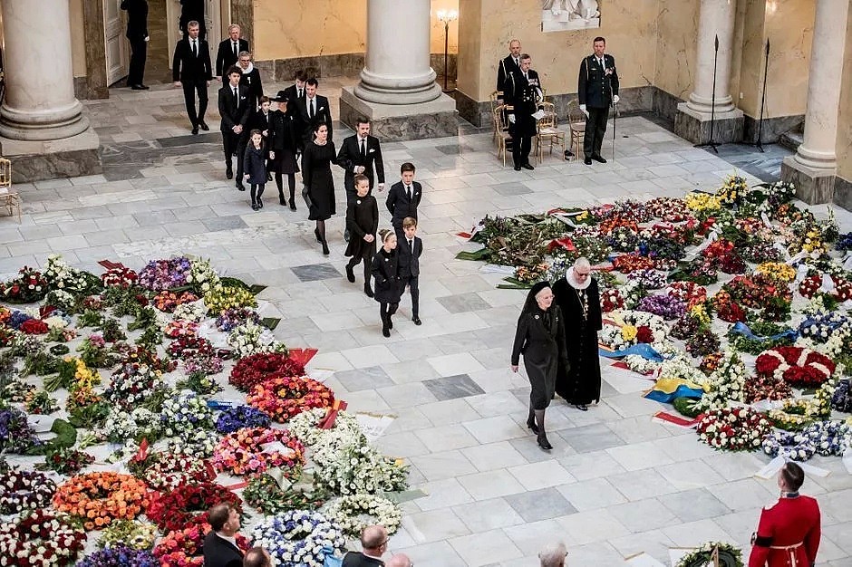 情人节前一天去世，丹麦亲王把礼物偷偷藏在了自己的葬礼中（组图） - 46