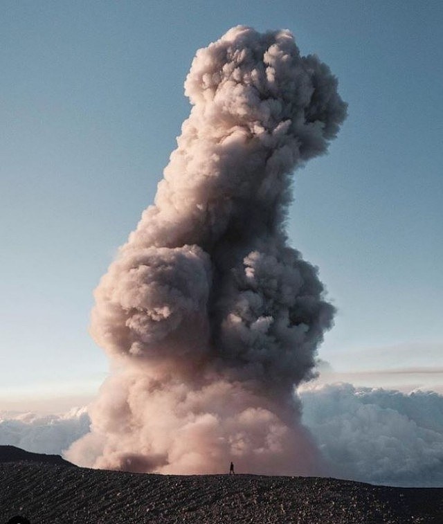 摄影师远赴印尼拍火山爆发 结果被笑翻...（图） - 1