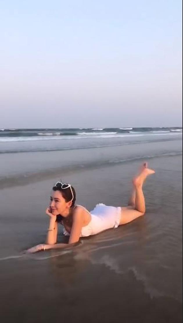 近日林志颖老婆陈若仪前往海边度假。