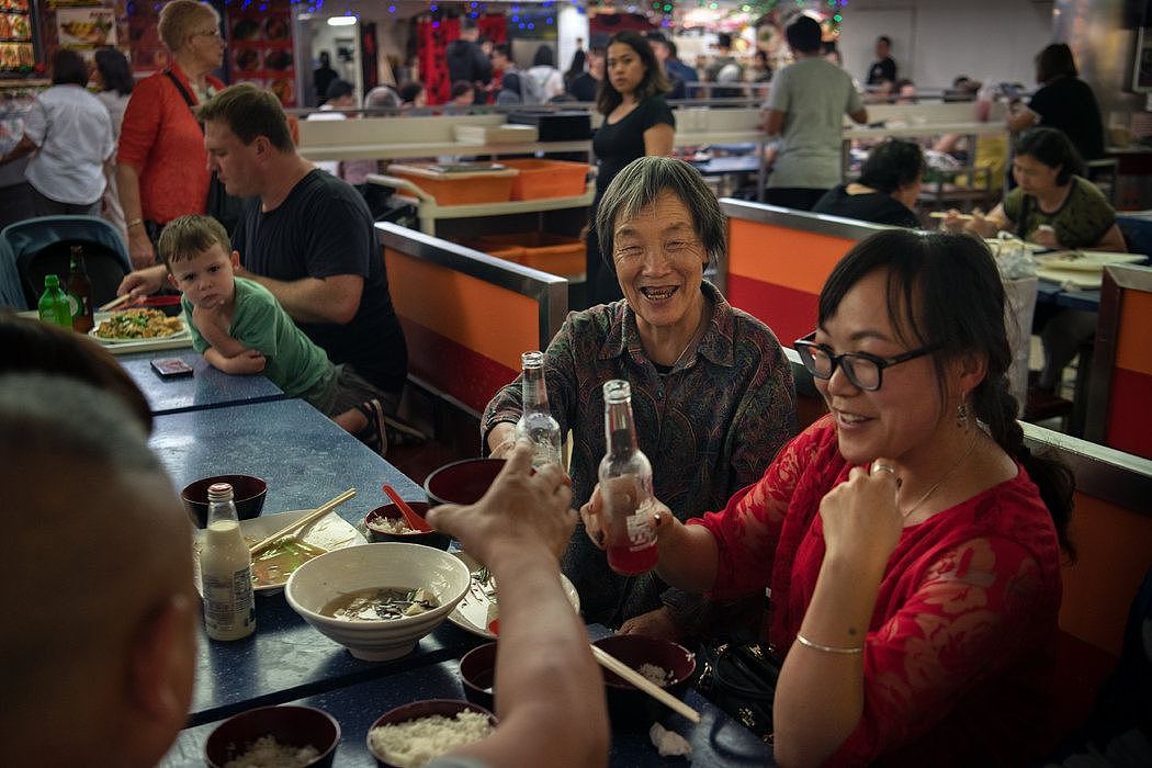 旅行团在悉尼的唐人街吃晚餐。在其他地方，一些游客抱怨西方食物不好吃，而且不提供热水。