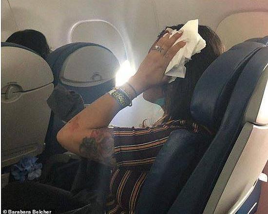 美航空客机万米高空遇强烈乱流酿5伤，机舱内狼藉一片