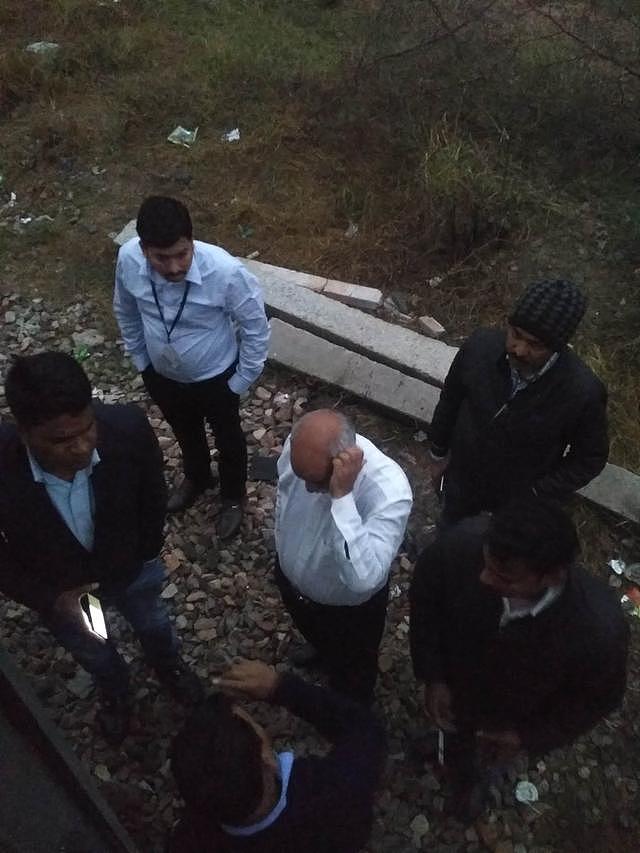 印度首辆国产高铁运营第二天抛锚，称可能撞上牛群导致损坏