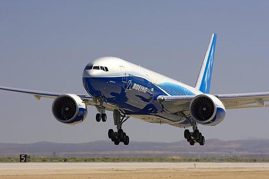 波音777使用双发通吃中程和远程，依靠创新赢得胜利，击败A340