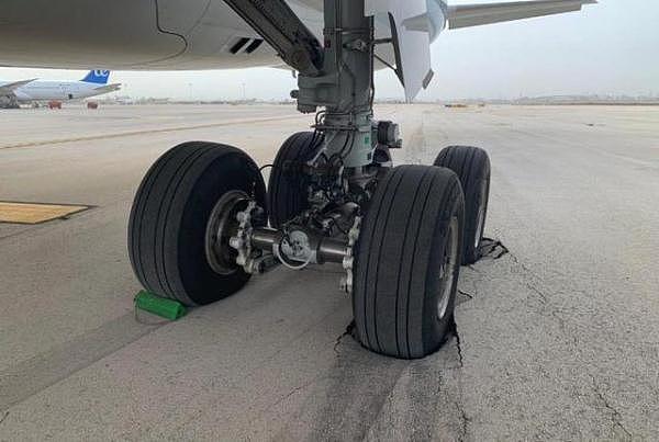 国泰航空新飞机把以色列机场“压坏” 轮胎陷坑动弹不得（组图） - 1