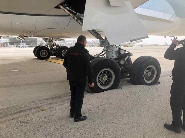 国泰航空新飞机把以色列机场“压坏” 轮胎陷坑动弹不得（组图） - 2