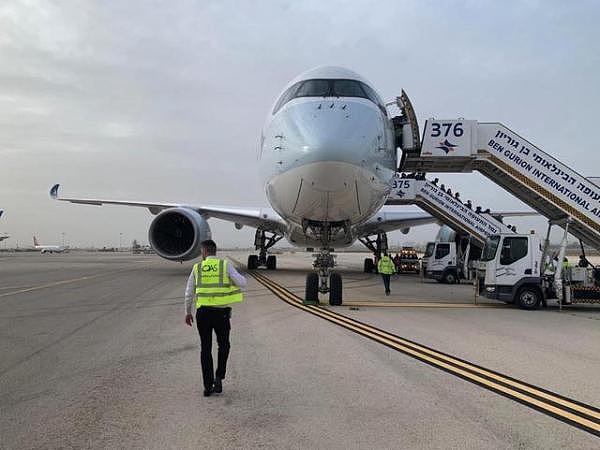 国泰航空新飞机把以色列机场“压坏” 轮胎陷坑动弹不得（组图） - 3