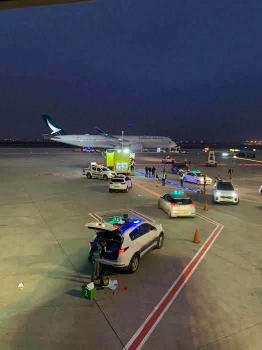 国泰航空新飞机把以色列机场“压坏” 轮胎陷坑动弹不得（组图） - 4