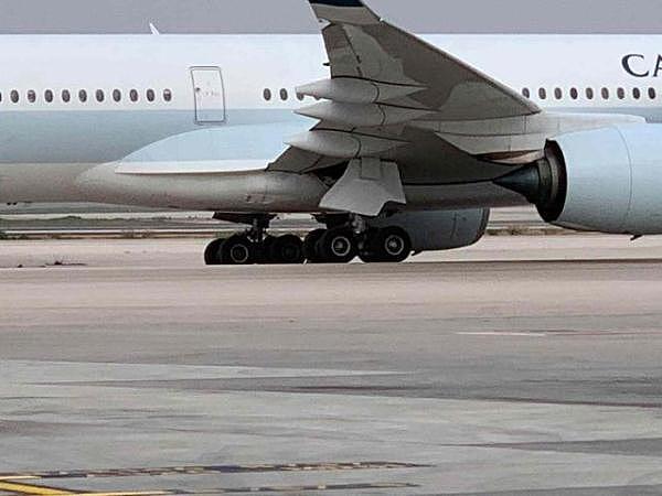 国泰航空新飞机把以色列机场“压坏” 轮胎陷坑动弹不得（组图） - 5