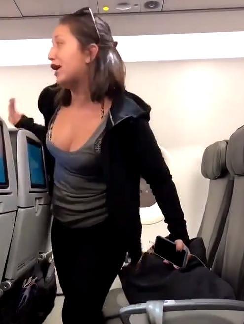 美国女子不愿与幼童邻座霸坐还向人吐痰，被绑轮椅赶下飞机后遭捕