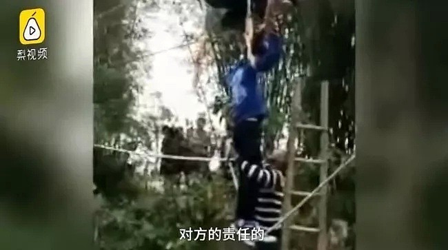 无知!中国游客暴力摇断钢索桥 6人瞬间悬空跌落（图） - 2