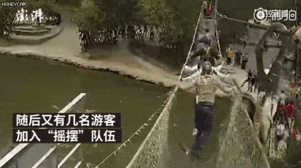 无知!中国游客暴力摇断钢索桥 6人瞬间悬空跌落（图） - 4