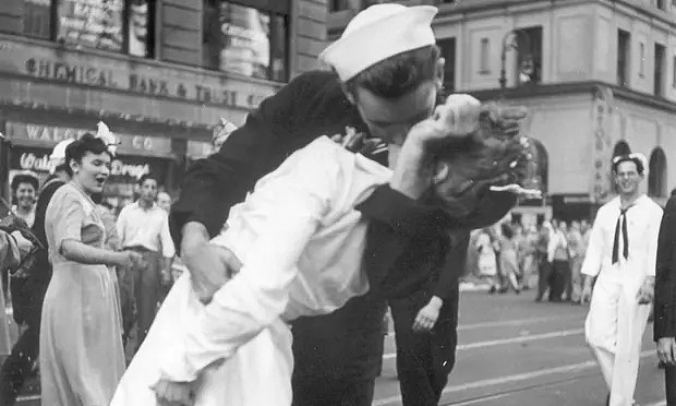 二战著名照片“胜利之吻”