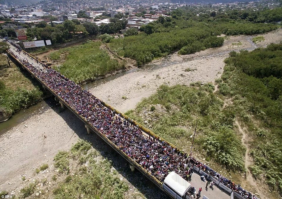 这个国家已全面沦陷！饥荒、街头横尸、暴乱、犹如人间炼狱，400万人出逃...（组图） - 64