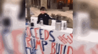 7岁男孩卖热饮为边境墙筹款 被骂“小希特勒”（组图） - 1