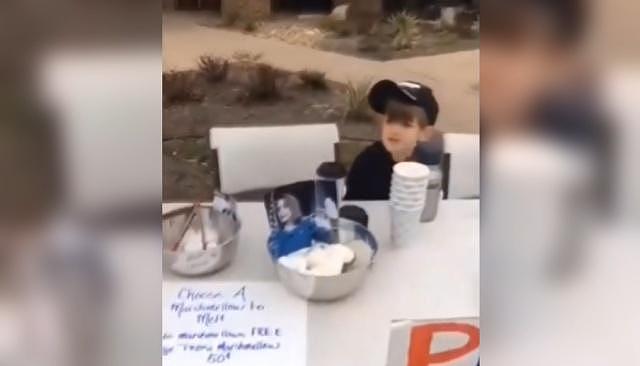 7岁男孩卖热饮为边境墙筹款 被骂“小希特勒”（组图） - 2