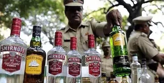 假酒喝死99人，印度酒鬼改喝蛇毒