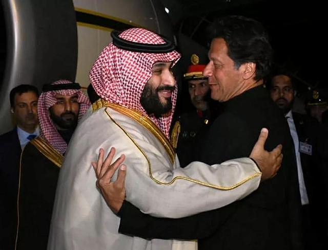 巴基斯坦：兄弟你可真好啊！沙特：哪里，我就送点钱。