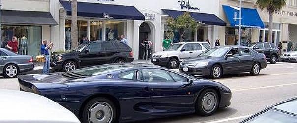世界最奢华富人区，劳斯莱斯禁止入内，国内只有成龙能开车进去