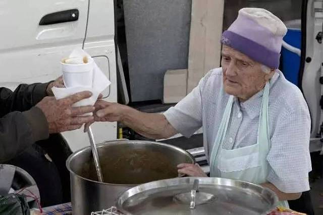 澳洲92岁的老奶奶免费派汤38年，喂饱了一座城市的流浪汉（组图） - 1