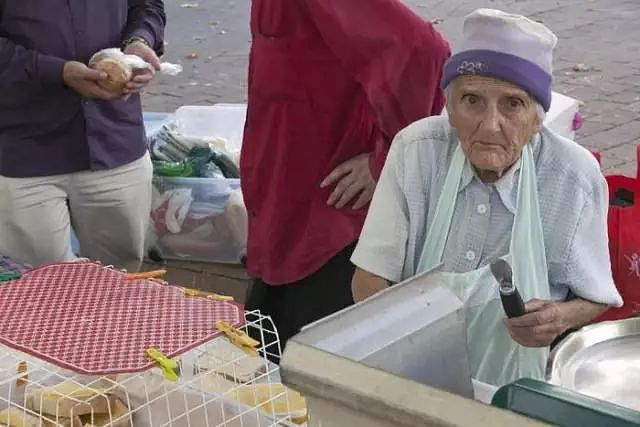 澳洲92岁的老奶奶免费派汤38年，喂饱了一座城市的流浪汉（组图） - 8