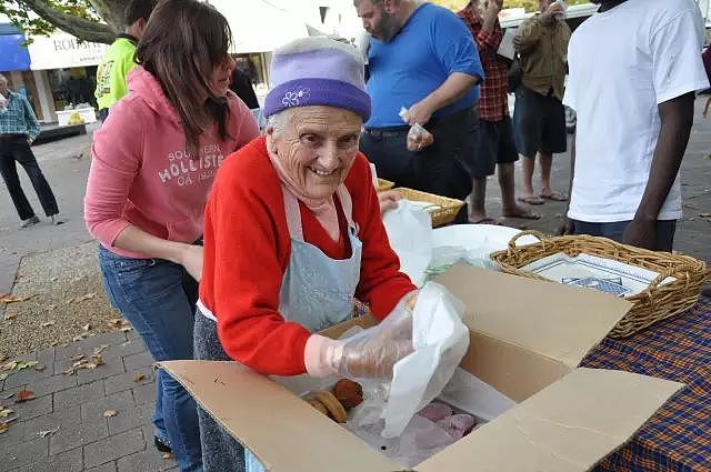 澳洲92岁的老奶奶免费派汤38年，喂饱了一座城市的流浪汉（组图） - 10