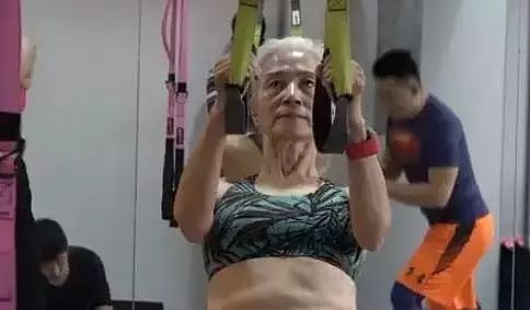 73岁中国奶奶健身13年，曾患癌症差点丧命，如今却活成17岁（组图） - 3