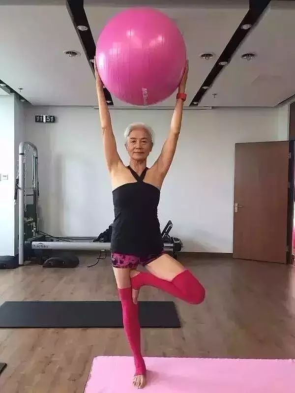 73岁中国奶奶健身13年，曾患癌症差点丧命，如今却活成17岁（组图） - 15