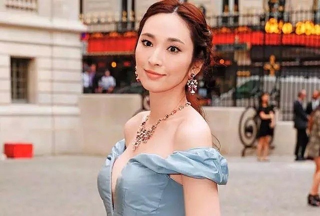 1岁女儿背12万的包，晒10亿巨龙？她疯狂炫富，没时间在娱乐圈营业了？（组图） - 1