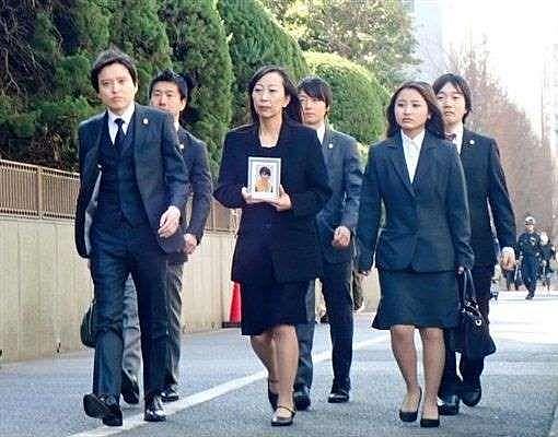 16岁女星自杀身亡，母亲抱其遗照出庭，控告经纪公司恐吓欺压！