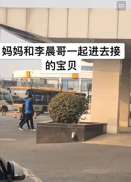 李晨疑拎范冰冰手包现身机场，间接证明两人感情稳定甜蜜