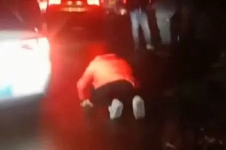 女子跪求私家车给救护车让道，伤者当晚去世（视频/组图） - 2