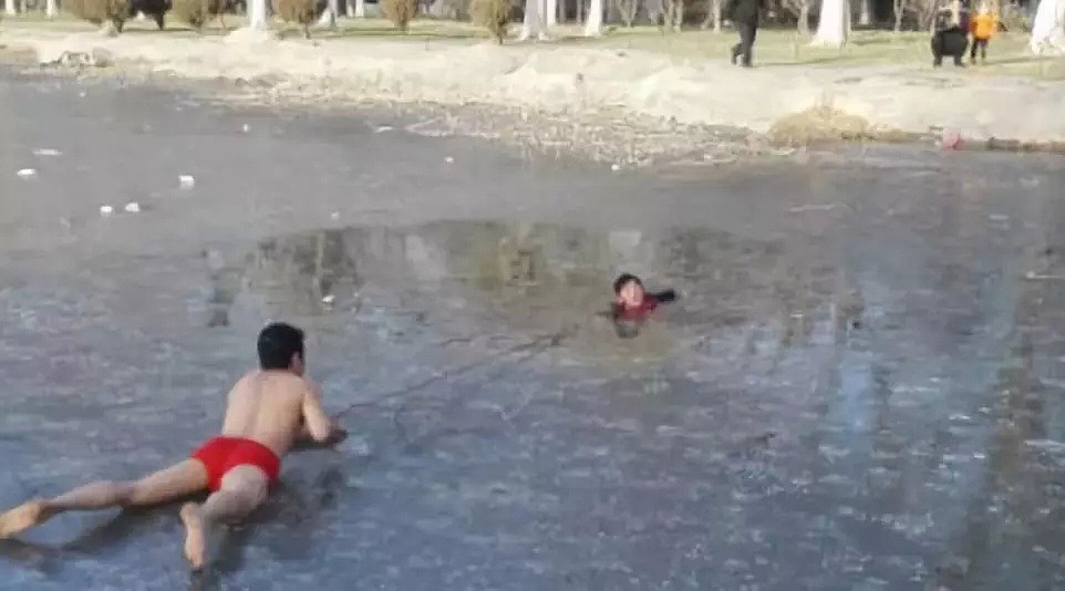 华人妈妈吓傻! 大温2少年冰上玩耍突然坠湖 陌生男子破冰救人暖哭世人（组图） - 2