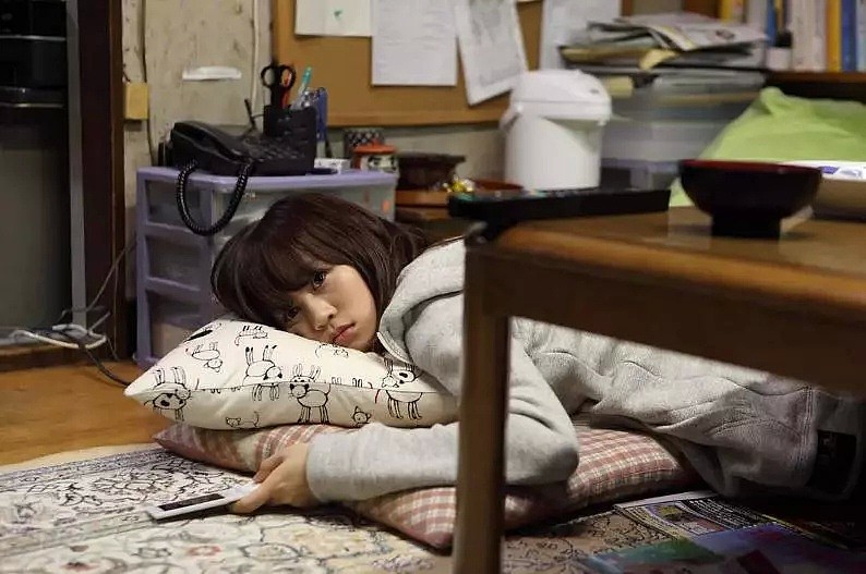 日本女优躺着演完整部电影，膝盖上全是箭...（组图） - 6
