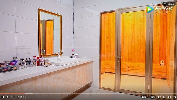 张嘉倪公开家中浴室画面。