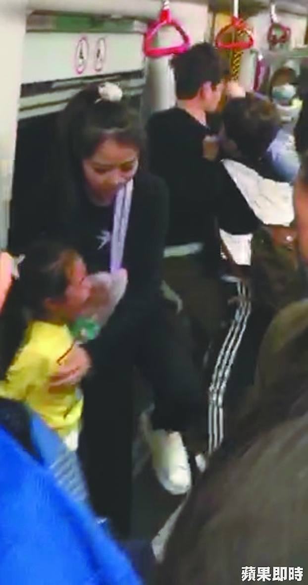 和大妈同行的女童吓得大哭。 香港《苹果日报》
