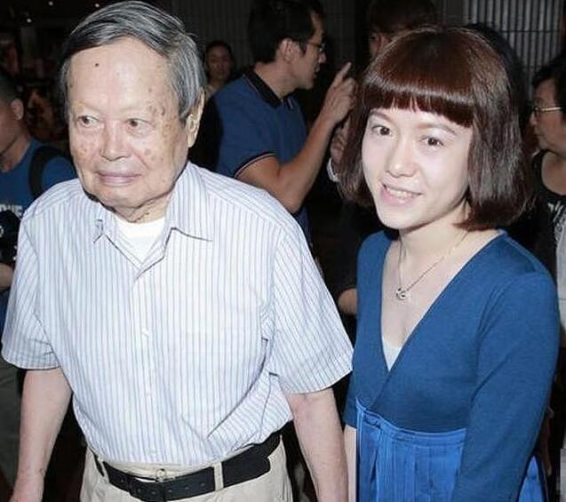43岁翁帆与97岁杨振宁近照曝光 网友：越来越年轻（组图） - 1