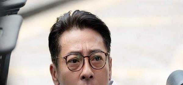 两人是姐弟恋，相恋24年不生孩子不吃肉，今老婆56岁依旧很年轻！