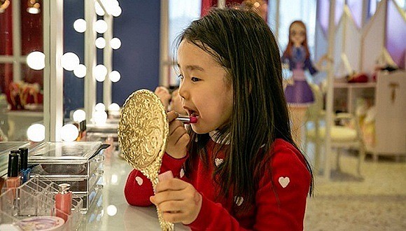 5岁的小女孩开始涂口红，韩国美妆低龄化会不会过了头？（组图） - 1