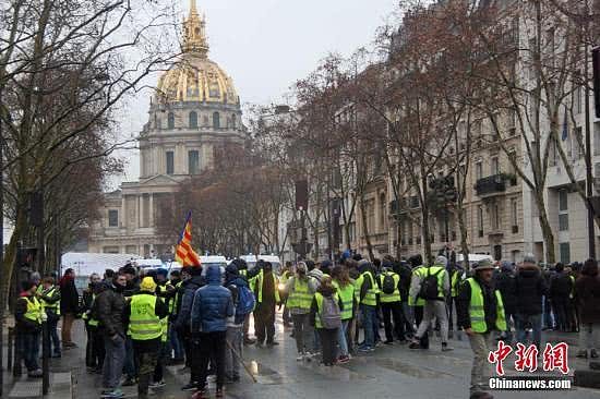 巴黎遭遇第16轮“黄马甲”示威 参与人数再度下降（图） - 1