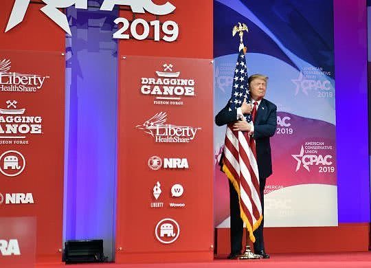 又皮了！特朗普开讲前拥抱国旗，表情“像个4岁”孩子（组图） - 3