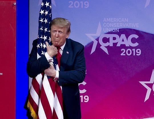 又皮了！特朗普开讲前拥抱国旗，表情“像个4岁”孩子（组图） - 4