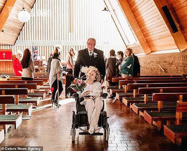 男子连续43年求婚被拒 女方72岁求嫁坐轮椅完婚
