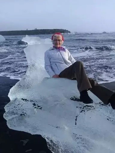 为了完美自拍 老奶奶坐一块冰上 就这么漂走了（组图） - 3