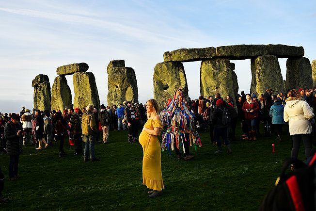 除了夏至日出，巨石阵在冬至时也吸引游客观赏日落。 （路透）