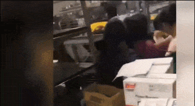 中国大爷在地铁口每天用刷子做这事，瞬间刷爆网络！（视频/组图） - 4